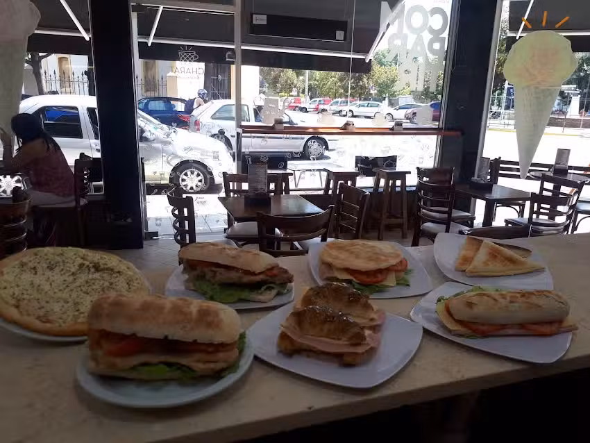 CHARAT Helader&iacute;a & Caf&eacute;