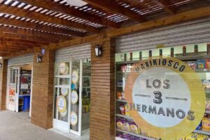 Los Tres Hermanos Autoservicio