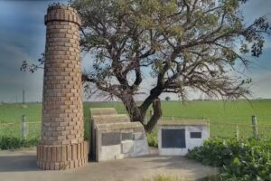 Monumento homenaje a los fundadores de la Primer Cremería Cooperativa del País.