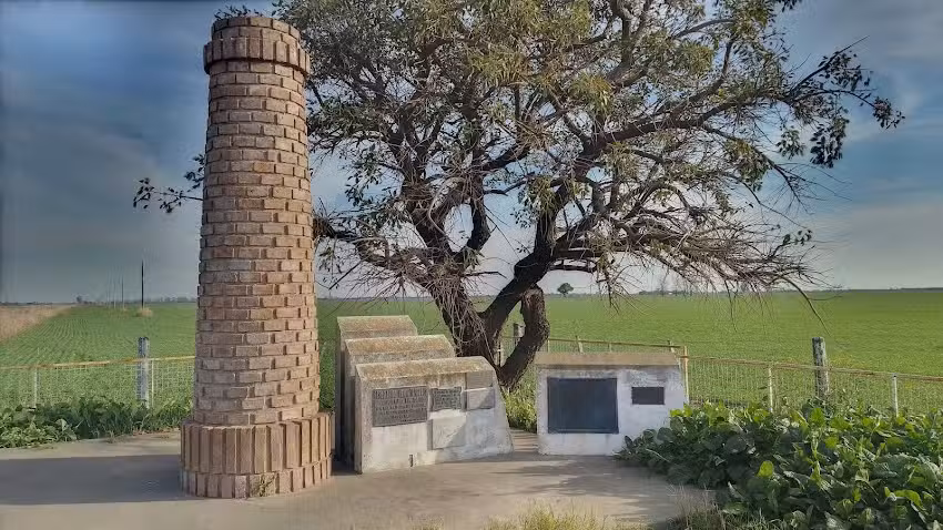 Monumento homenaje a los fundadores de la Primer Cremer&iacute;a Cooperativa del Pa&iacute;s.
