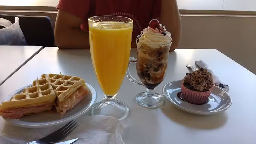 Wollen Heladeria y Cafeteria